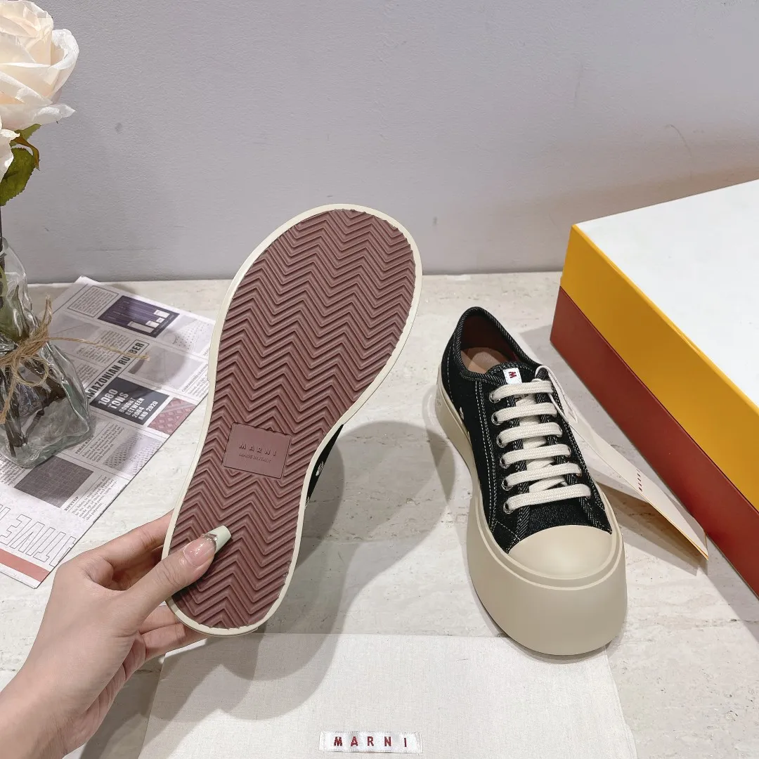 👟👟Ex-factory price 480👟👟Marni classic Mona fat-toe thick-soled shoes [Rose] Latest colorful double-cover packaging [Rose] Mainly recommended single product Cute and cute one, cute and fashionable taste, very good-looking on the feet ❗ Tired of regular white shoes, a pair of these thick-soled big-toe shoes can satisfy daily wear and full of street style. ————————- Upper: cowhide lining: crystal sheepskin. Outsole: The correct version of the outsole! The color is beige, not completely white. The bottom is 5cm thick. Number of yards: 35-39 (34.40 yards are custom-made and cannot be returned or exchanged)